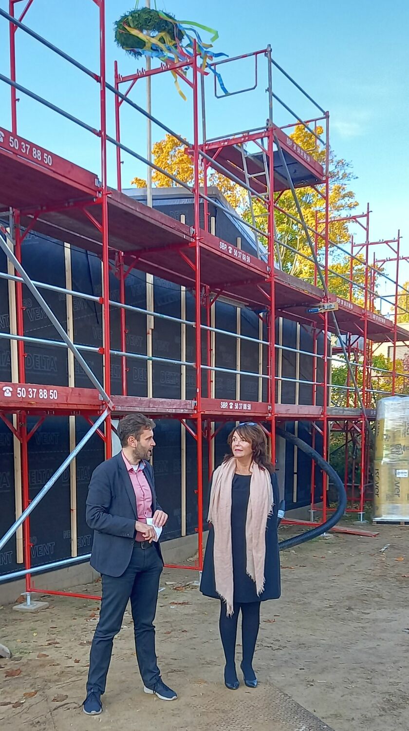 Richtfest Neubau Mensa Cecilienstraße - Bezirksstadtrat Dr. Torsten Kühne und Rektorin Anett Marciniak bei der Ansprache