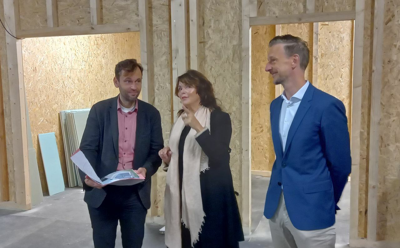 Richtfest Neubau Mensa Cecilienstraße - Bezirksstadtrat Dr. Torsten Kühne, Rektorin Anett Marciniak und Bezirksbürgermeister Gordon Lemm im Gespräch