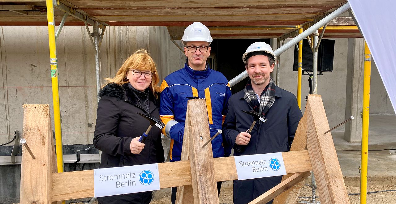 Richtfest Umspannwerk Poelchaustraße - Bezirksstadträtin Juliane Witt, Stromnetz-Berlin-Geschäftsführer Dr. Erik Landeck und Staatssekretär Dr. Severin Fischer schlagen die symbolischen Nägel ein.