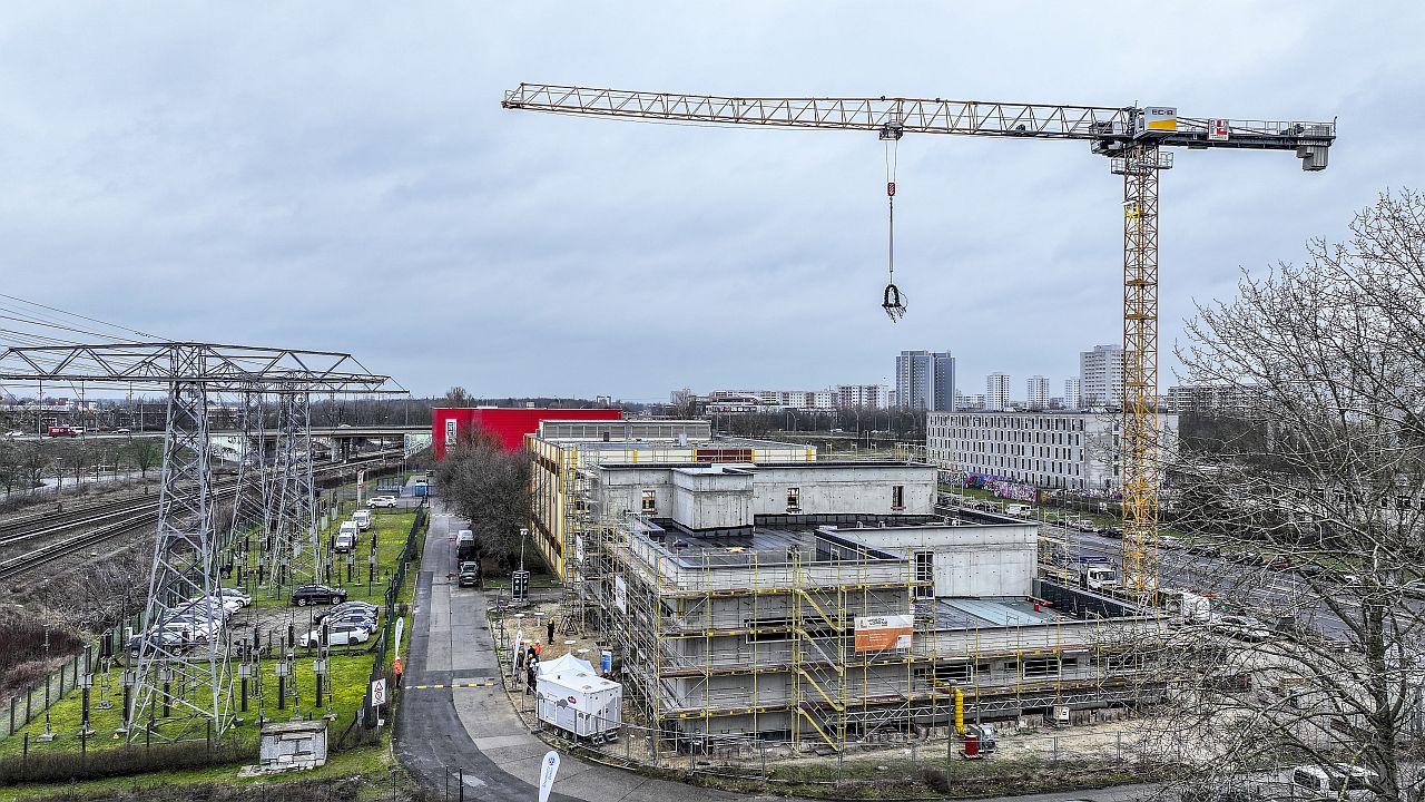 Richtfest Umspannwerk Poelchaustraße - Richtkrone über der Baustelle