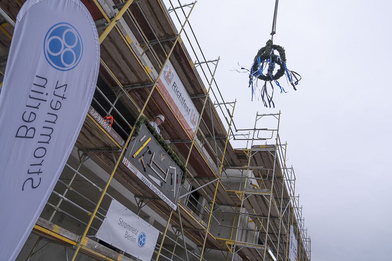 Richtfest Umspannwerk Poelchaustraße - Richtkrone