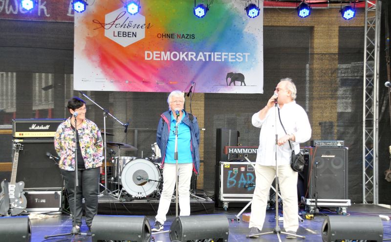 Schöner leben ohne Nazis 2019 - Bezirksbürgermeisterin Dagmar Pohle, Bündnis-Sprecherin Henny Engels und Moderator Michael Fischer auf der Bühne