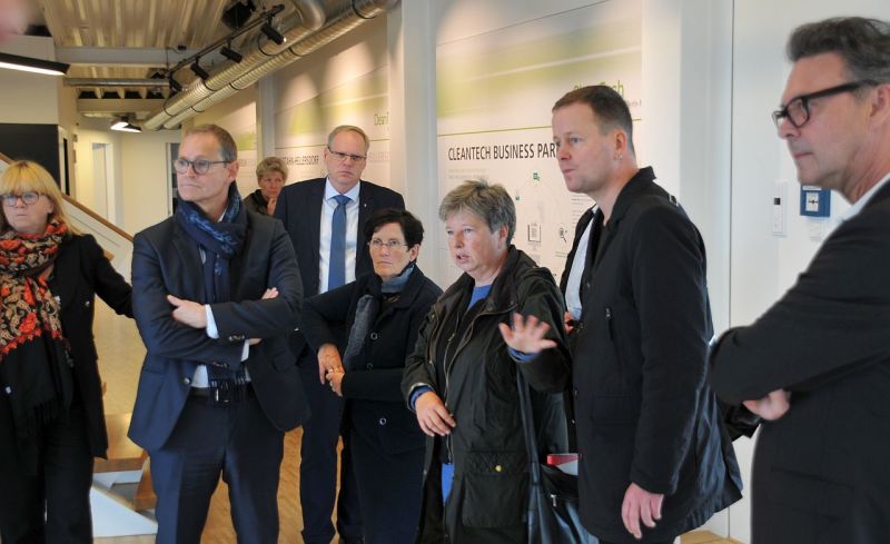 Senatsbesuch in Marzahn-Hellersdorf - Regierender Bürgermeister Michael Müller, Dagmar Pohle, Senatorin Lompscher, Senator Lederer, Juliane Witt im CleanTech-Business-Pavillion
