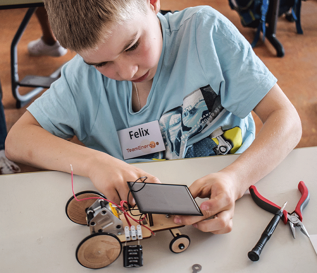 Ein Schüler baut ein experimentelles Solarautomodell zusammen