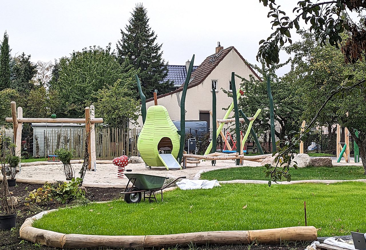 Spielplatz Marzahner Chaussee - Die letzten Pflanzen werden gesetzt.