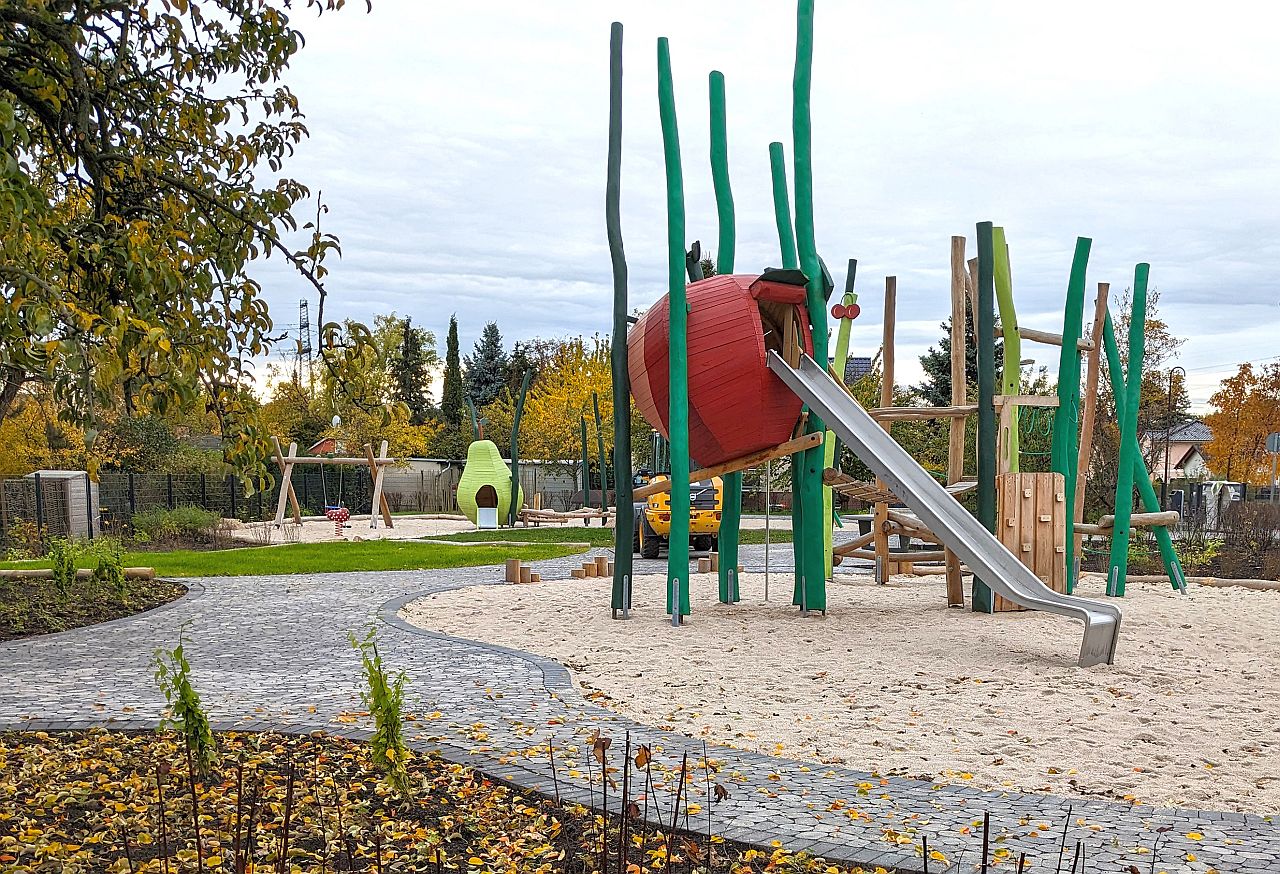 Spielplatz Marzahner Chaussee - Klettergerüste mit Apfel, Birne und Rutsche