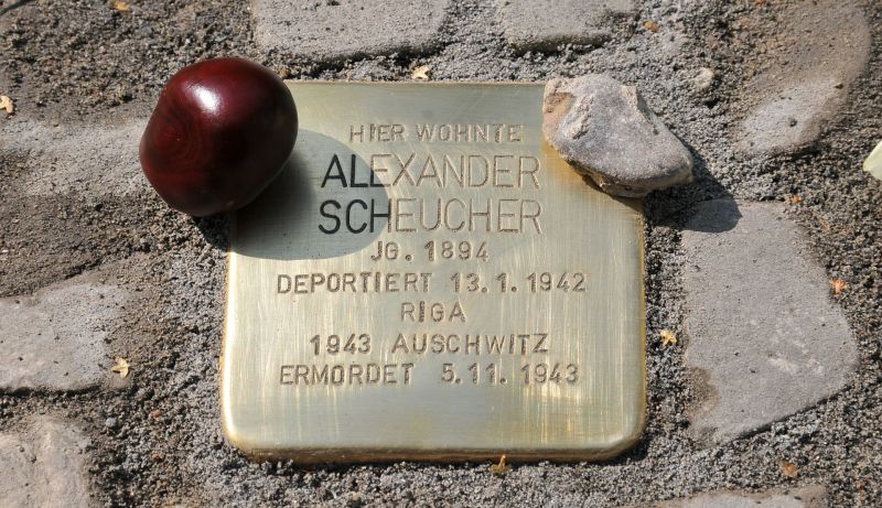 Stolperstein-Verlegung für Alexander Scheuer in der Hönower Straße - Stolperstein
