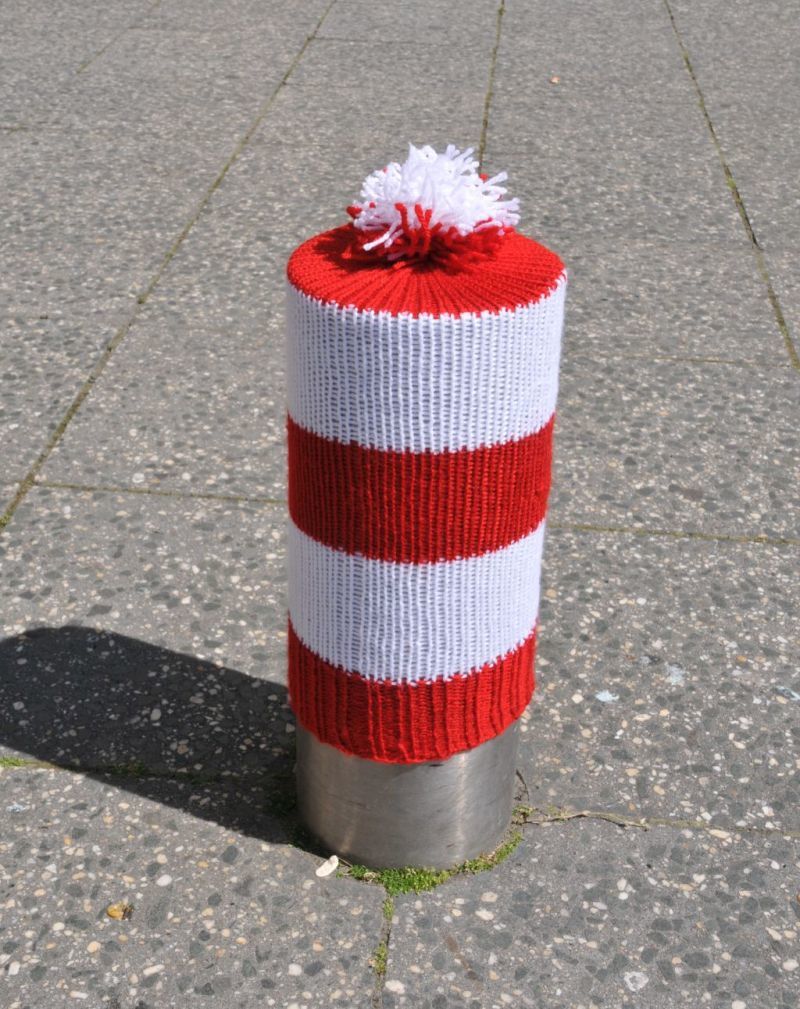 Tag der Sehbehinderten 2021 - Mützen für die Poller auf dem Alice-Salomon-Platz - Poller rot-weiss