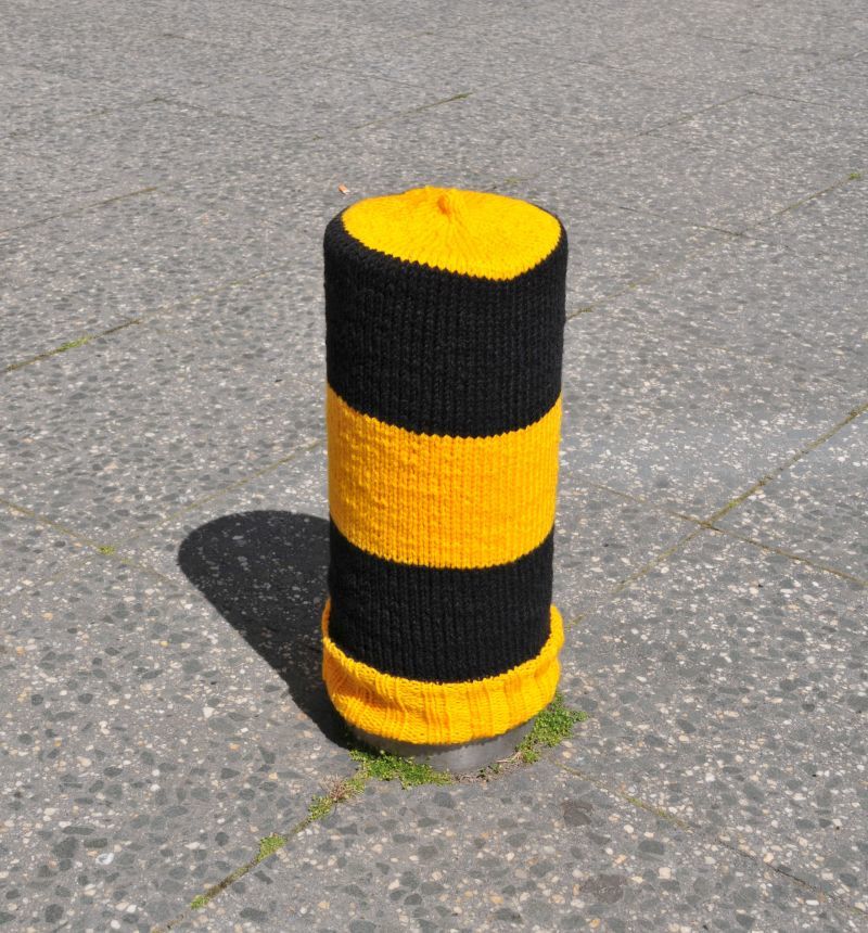 Tag der Sehbehinderten 2021 - Mützen für die Poller auf dem Alice-Salomon-Platz - Poller rotgelb