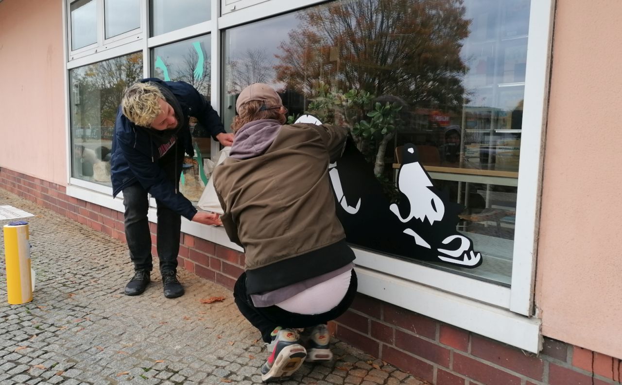 TapeArt 2021 - Philipp und Claas kleben eine Ratte