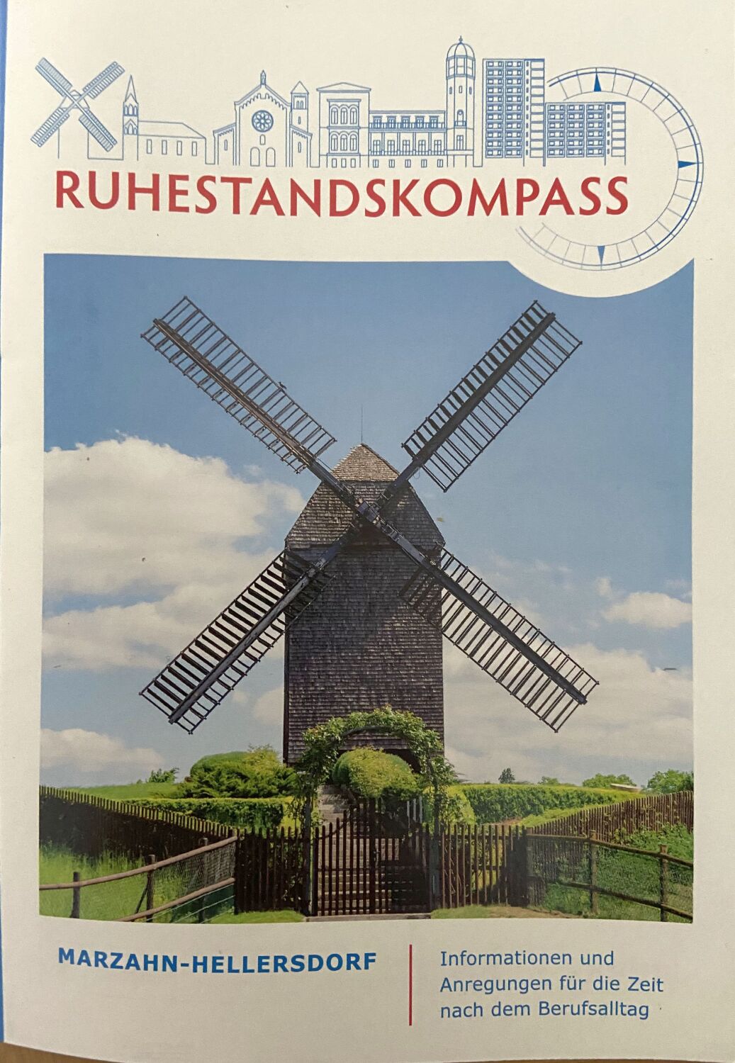 Das Titelbild des „Ruhestandskompass - Informationen und Anregungen für die Zeit nach dem Berufsalltag“ zeigt die Marzahner Bockwindmühle vor blauem Himmel