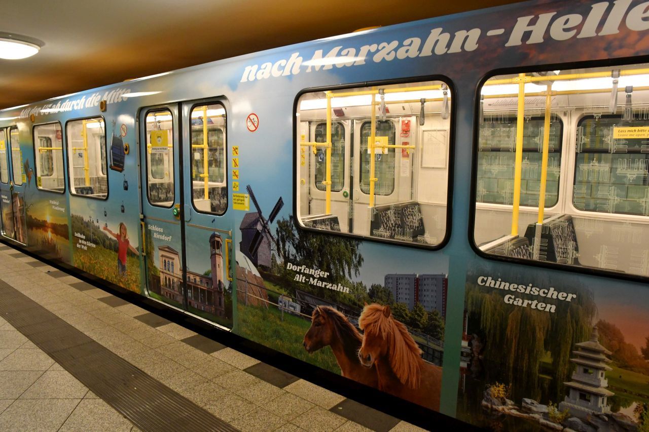 U5 Sonderzug Marzahn-Hellersdorf - Der Zug mit weiteren Motiven aus dem Bezirk