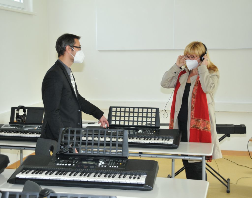 Übergabe der sanierten Mobilen Unterrichtsräume des Melanchthon-Gymnasiums - Juliane Witt - Präsentation der Musikklasse Keyboard