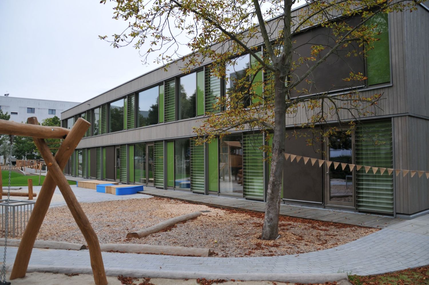 Übergabe MOKIB Kummerower Ring KiGäNo - Gartenfassade mit Außenbereich