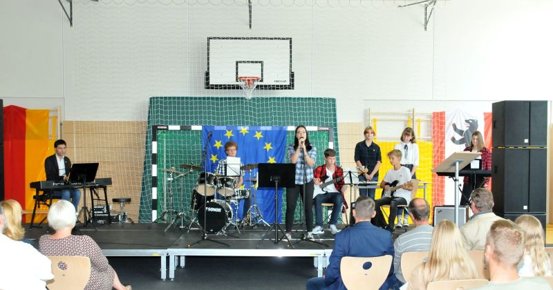 Übergabe der neuen Sporthalle an das Tagore-Gymnasium - Auftritt der Band "Die Schülerband"