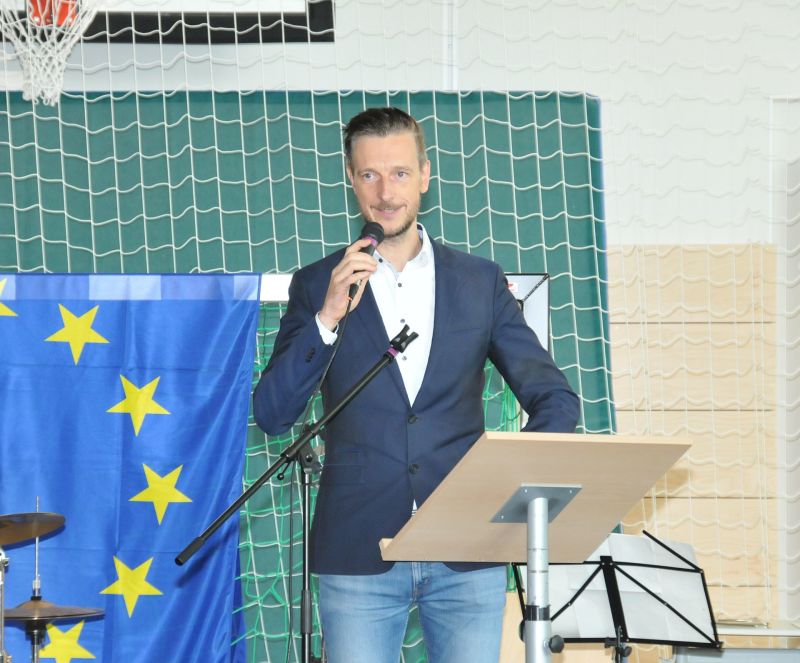 Übergabe der neuen Sporthalle an das Tagore-Gymnasium - Bezirksstadtrat Gordon Lemm begrüßt die Anwesenden