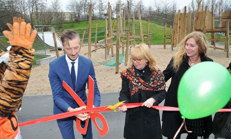 Übergabe des Schulhofes an die Kolibri-Grundschule - Durchtrennen des roten Bandes