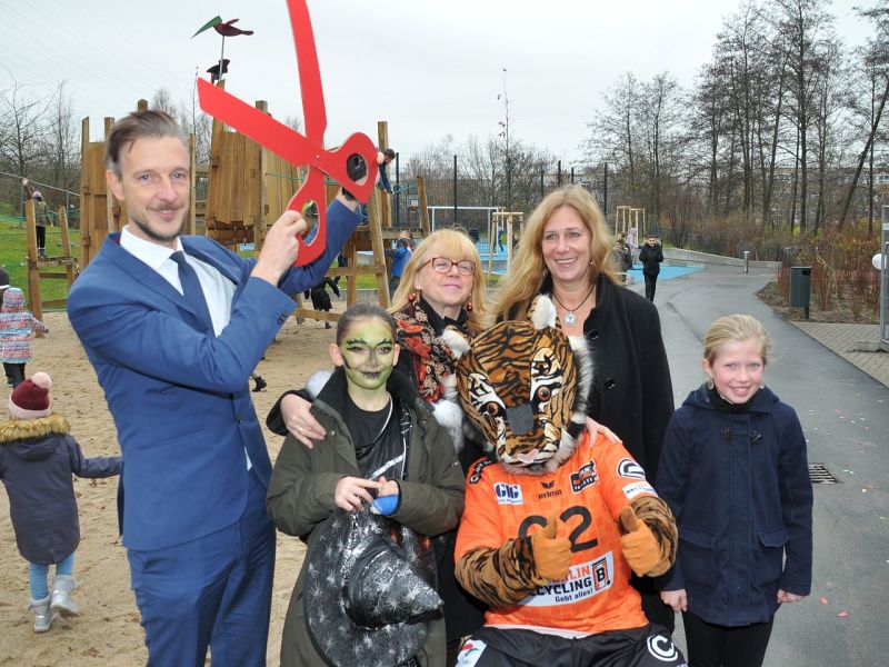 Übergabe des Schulhofes an die Kolibri-Grundschule - Bezirksstadträtin Juliane Witt, Schulleiterin Anke Peters, Bezirksstadtrat Gordon Lemm, die Schulsprecherinnen und das Maskottchen