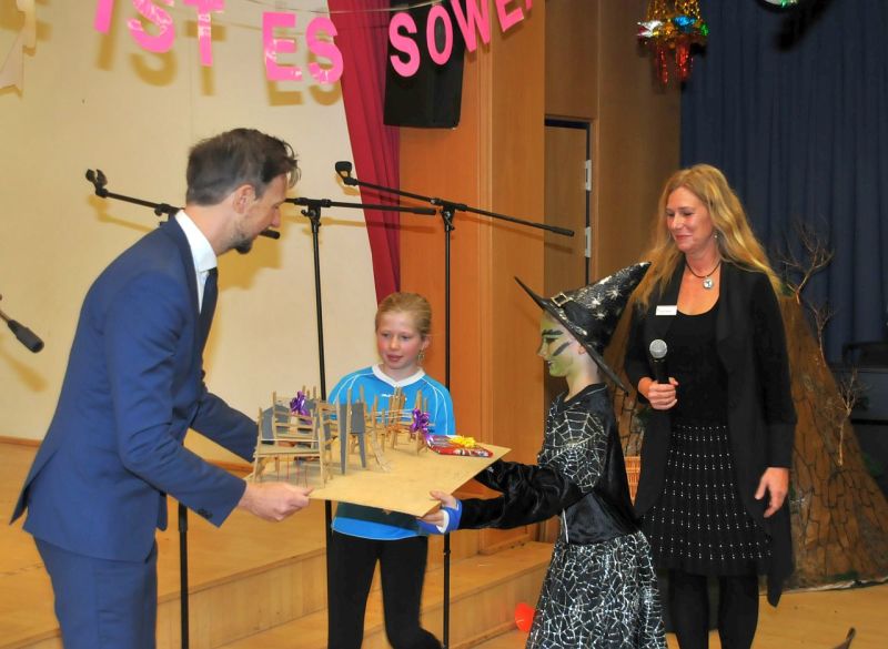 Übergabe des Schulhofes an die Kolibri-Grundschule - Übereichung des Models