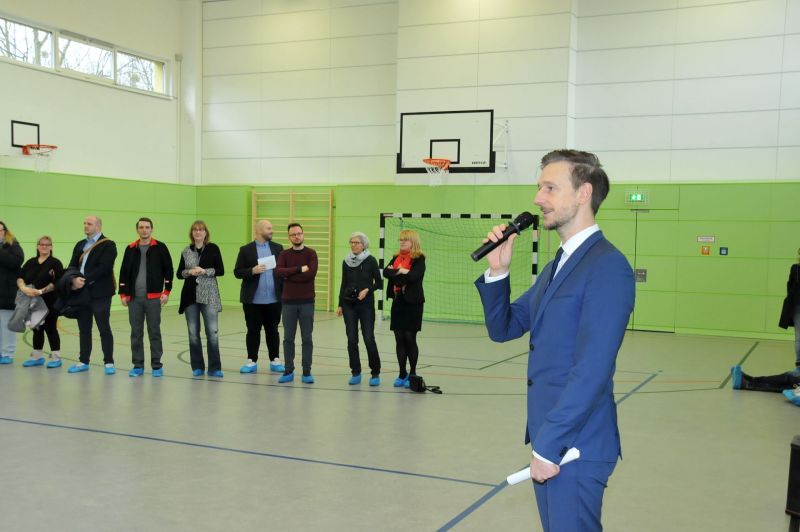 Übergabe Turnhalle Wolfgang-Amadeus-Mozart-Schule - Begrüßúng durch Bezirksstadtrat Gordon Lemm