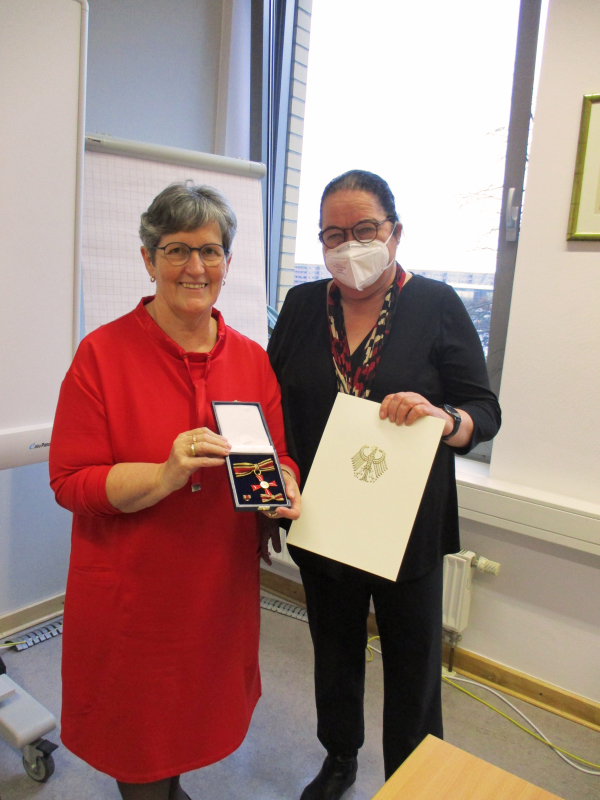 Überreichung Bundesverdienstkreuz und Verleihungsurkunde durch die Bezirksbürgermeisterin Dagmar Pohle an Dipl. med. Maria-Barbara Naumann