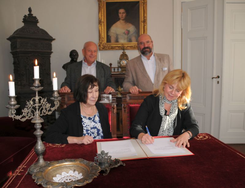 Unterzeichung des Vertrags im Gutshaus Mahlsdorf - Unterschrift