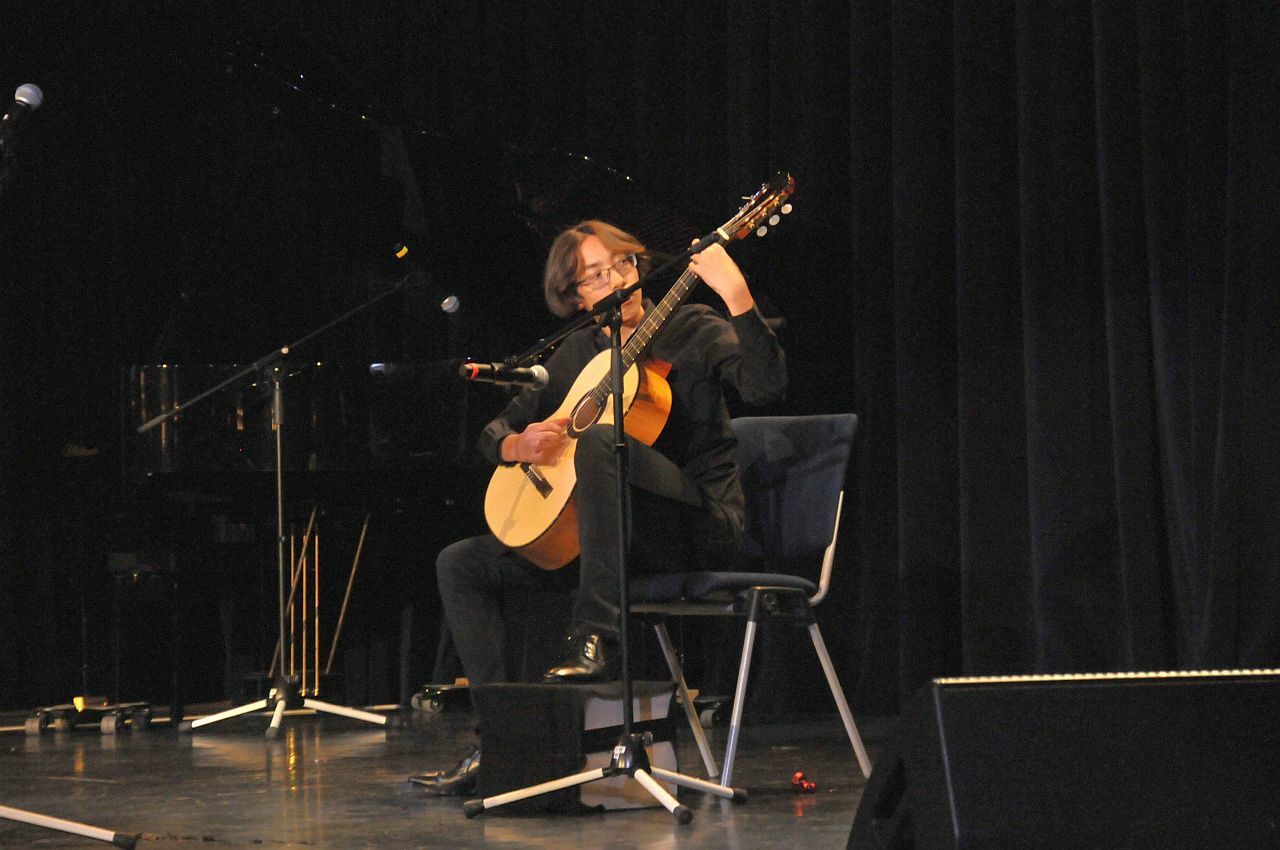 Verleihung des 3. Marzahn-Hellersdorfer Schulpreis 2022 im Freizeitforum Marzahn - Gitarrenkonzert im Rahmenprogramm