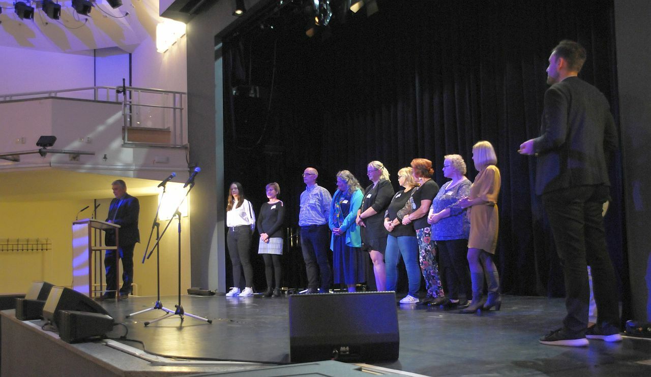 Verleihung des 3. Marzahn-Hellersdorfer Schulpreis 2022 im Freizeitforum Marzahn - Norman Heise hält Laudationen