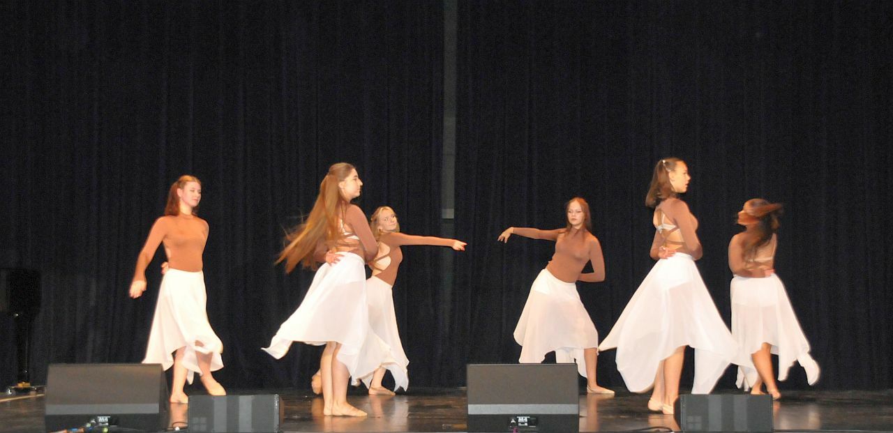 Verleihung des 3. Marzahn-Hellersdorfer Schulpreis 2022 im Freizeitforum Marzahn - Tanzdarbietung im Rahmenprogramm