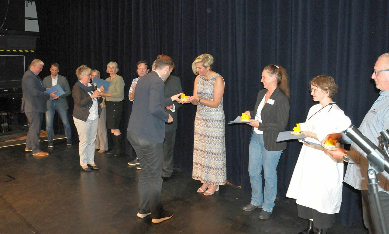 Verleihung des 3. Marzahn-Hellersdorfer Schulpreis 2022 im Freizeitforum Marzahn - Überreichung der Auszeichnungen durch Cathrin Braun, Dr.Torsten Kühne und Norman Heise