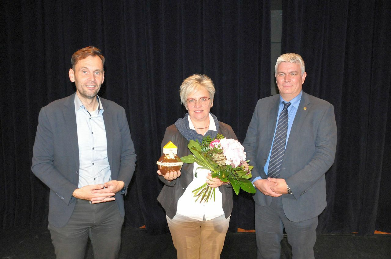 Verleihung des 3. Marzahn-Hellersdorfer Schulpreis 2022 im Freizeitforum Marzahn -Verleihung des Sonderpreiese an Cathrin Braun