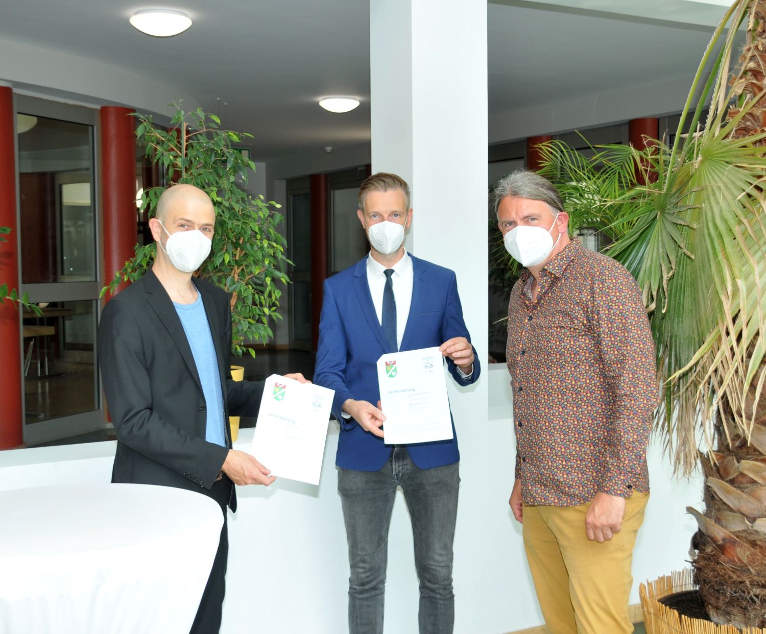 Vertragsunterzeichnung 'Kinderfreundliche Kommunen' - Dominik Bär, Bezirksstadtrat Gordon Lemm und Heiko Tille, Leiter des Jugendamts