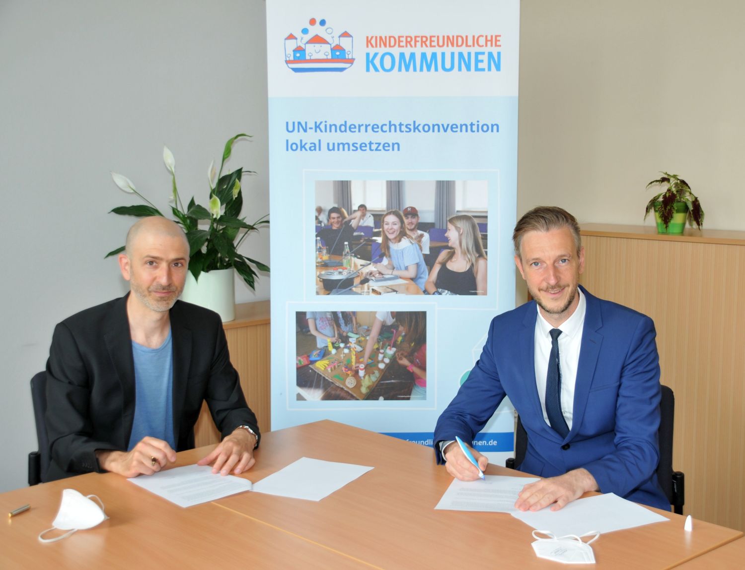 Vertragsunterzeichnung 'Kinderfreundliche Kommunen' - Dominik Bär und Bezirksstadtrat Gordon Lemm unterzeichnen die Verträge