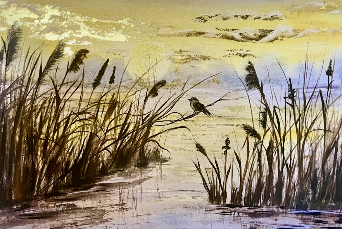 Ein einzelner Vogel am stillen Ufer eines Sees, eingebettet im sanft wiegenden Schilf. Über dem Wasser spiegeln sich goldene Wolken am Himmel und verleihen der Szene eine ruhige, fast träumerische Atmosphäre. Natur, Licht und Stille vereinen sich zu einem Moment der Harmonie.