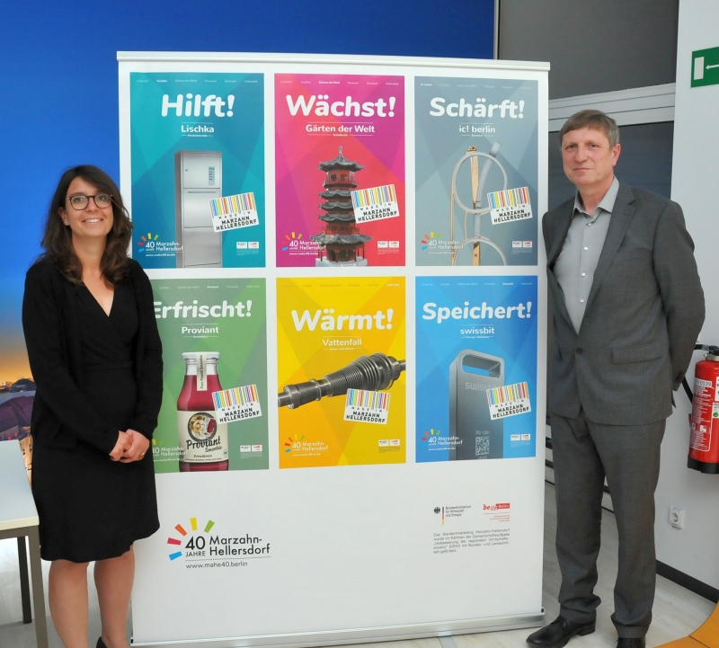 Vorstellung der Kampagne "Made in Marzahn-Hellersdorf" - Bezirksstadträtin Nadja Zivkovic und Dr. Oleg Peters vor der Übersicht der ersten sechs Motive