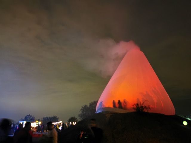 114 über Marzahn - Der Vulkan bei Nacht