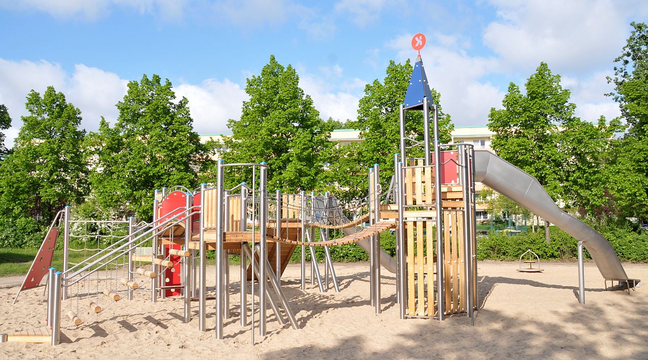 Wiedereröffnung Spielplatz Zerbster Straße - Das Spielgerüst quer