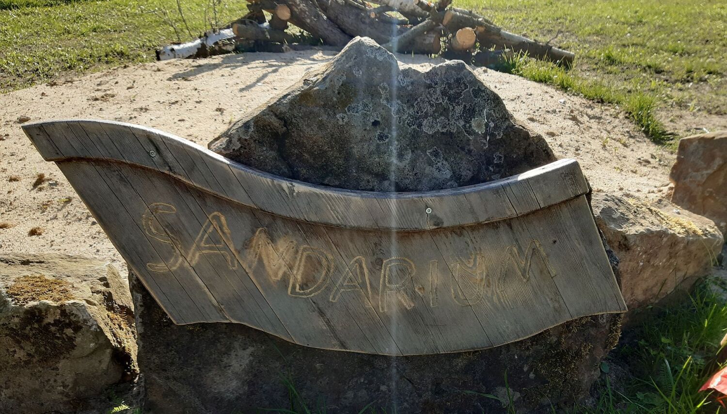 Sandarium mit Totholz-Srapel im „Grünzug Akazienwäldchen zur Poelchaustraße“