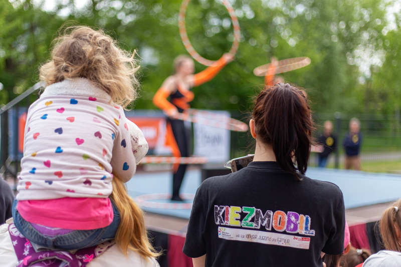 Akrobatinnen feiern die Sanierung der Zirkushalle