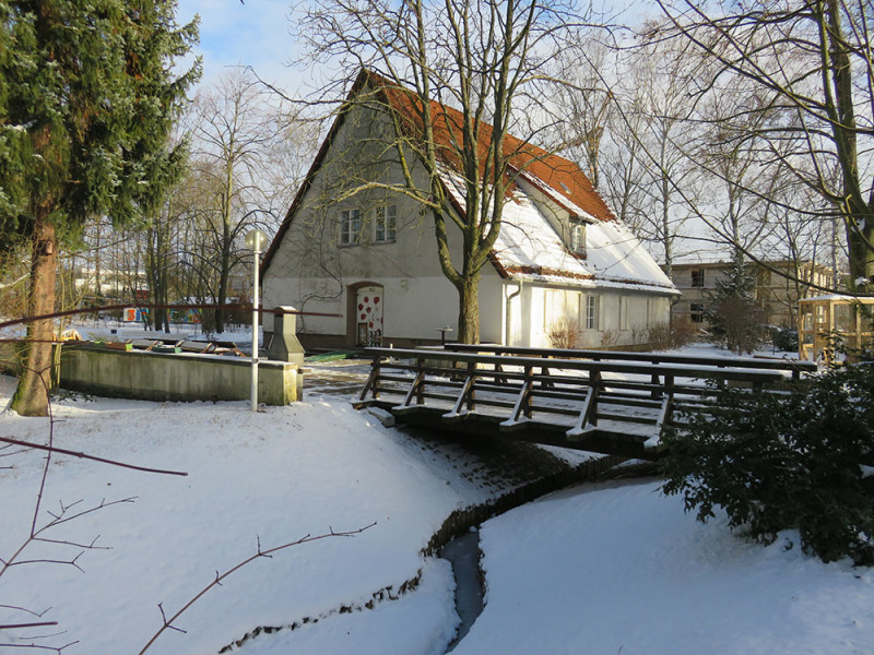 Kunsthaus Flora mit Brücke über Wernergraben und Neubau Pfarrhufenanger im Hintergrund