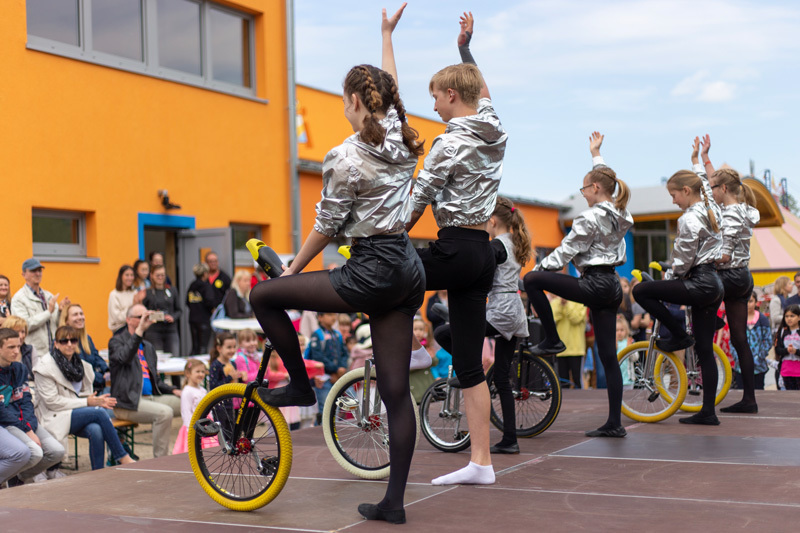 Einradgruppe des Zirkus Cabuwazi