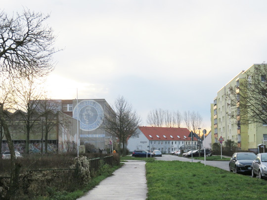 Blick auf Schulgebäude und bereits bebautes allgemeines wohngebiet (WA2) mit angrenzender Bebauung