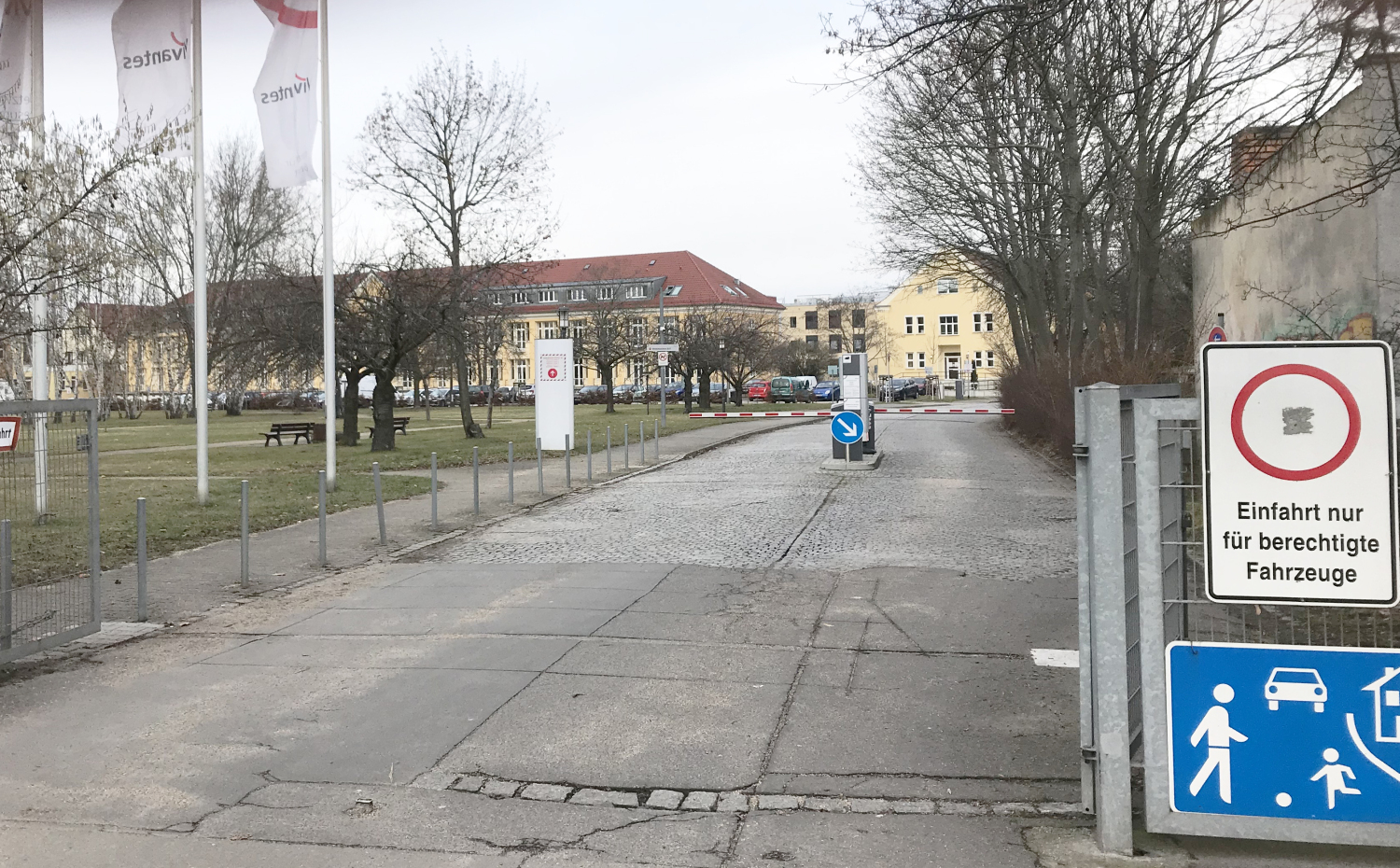 Zufahrt von der Straße Alt-Kaulsdorf mit historischem Klinikgebäude