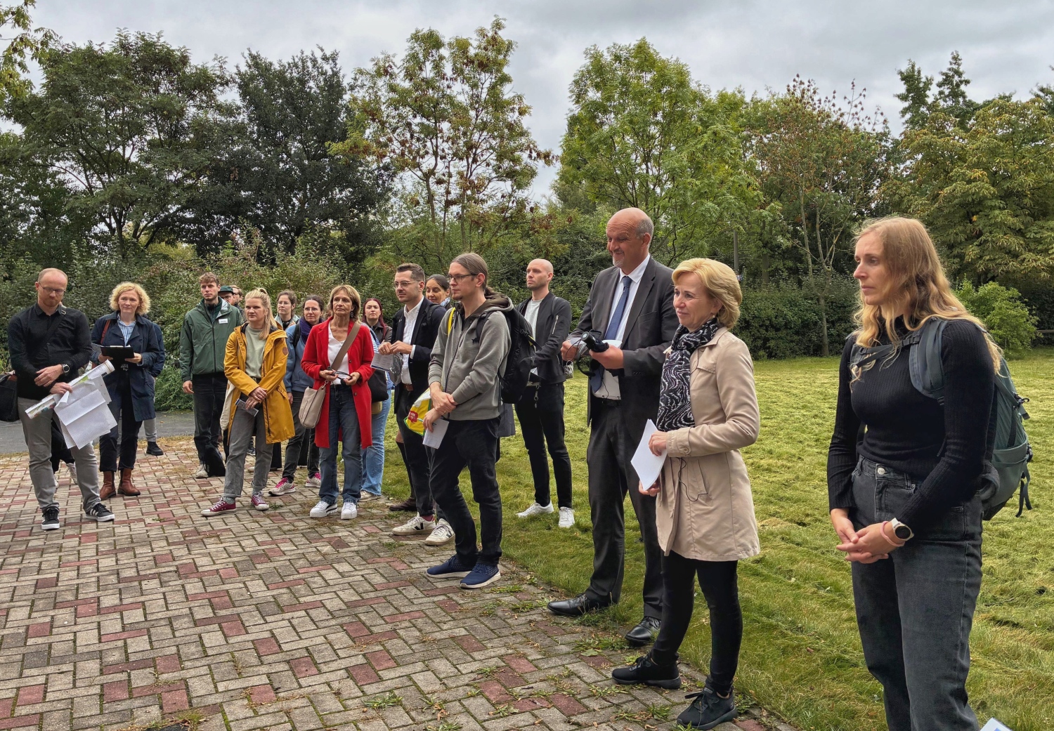 Stephan Machulik und Heike Wessoly zusammen mit ca. 40 Teilnehmenden auf Erkundungstour