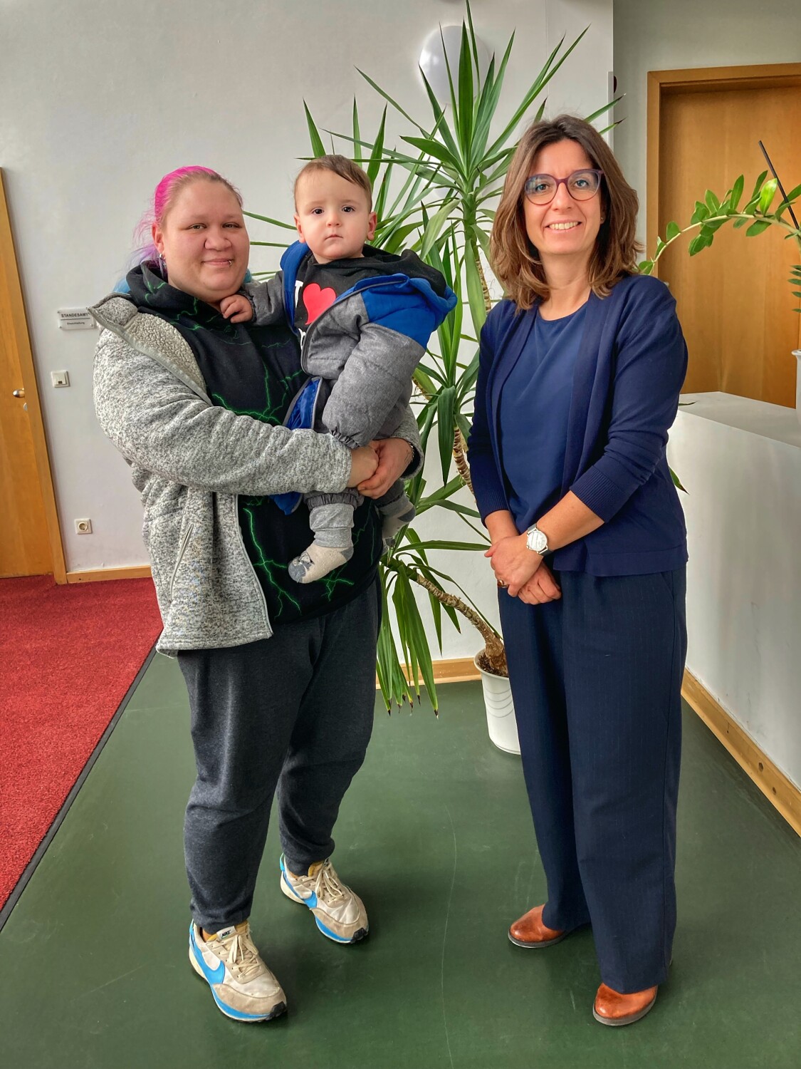 Bezirksbürgermeisterin Nadja Zivkovic mit Stephanie und Milan Ares Weidner