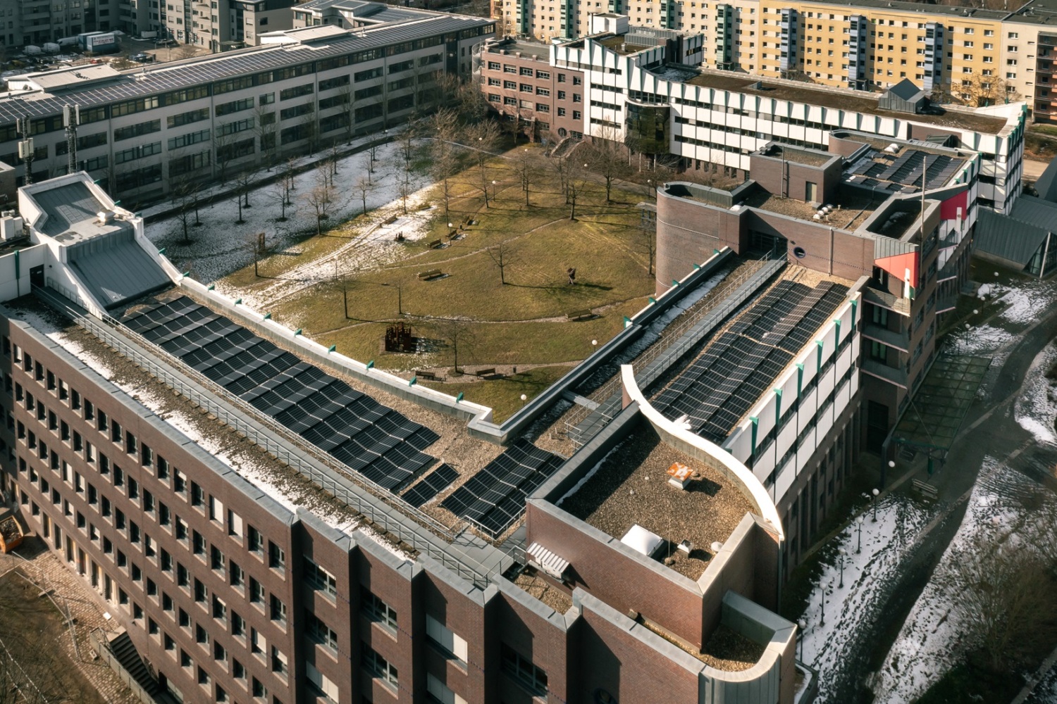 Solaranlage auf den Dächern des Jugendamts in der Riesaer Str.
