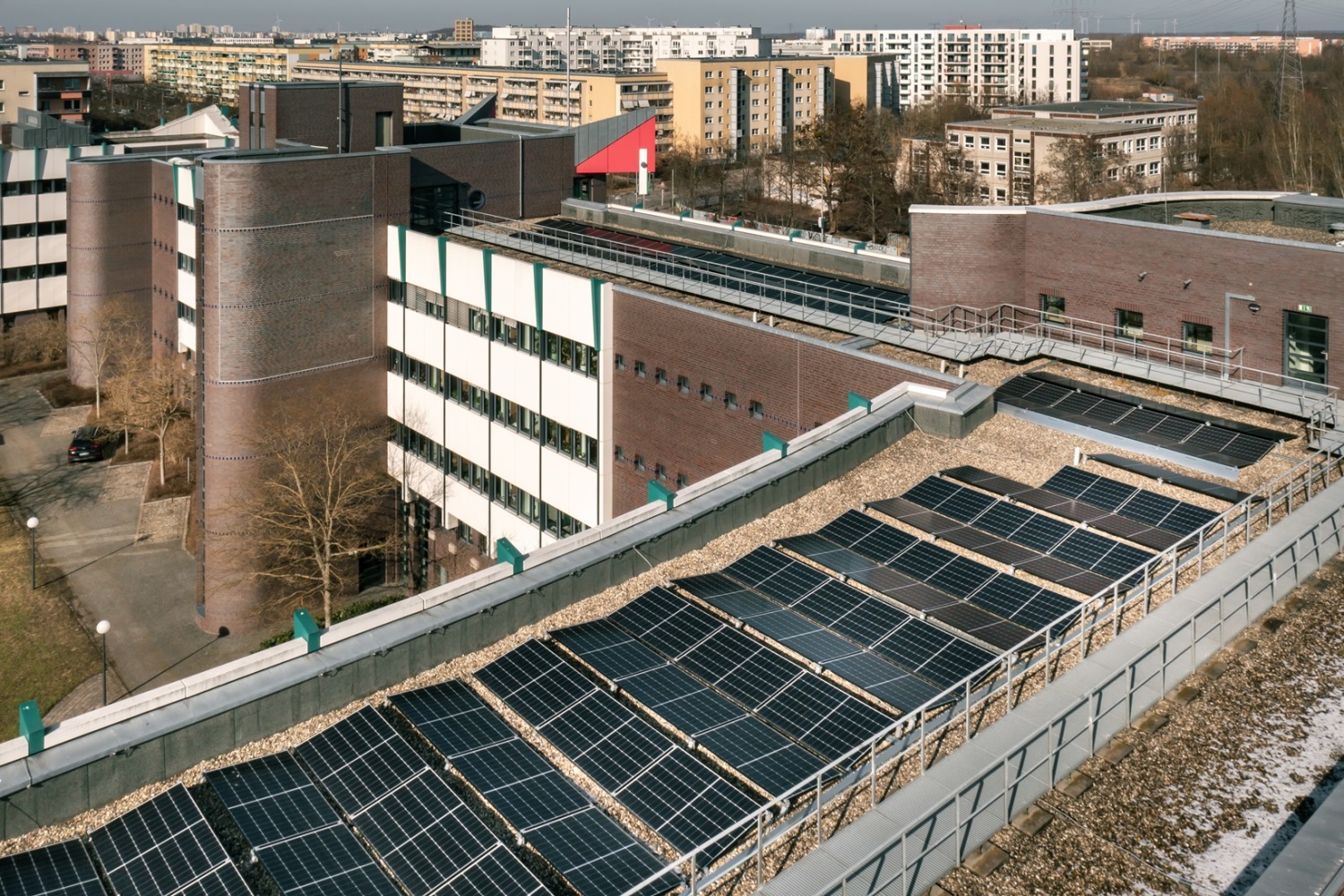 Solaranlage auf den Dächern des Jugendamts in der Riesaer Str.