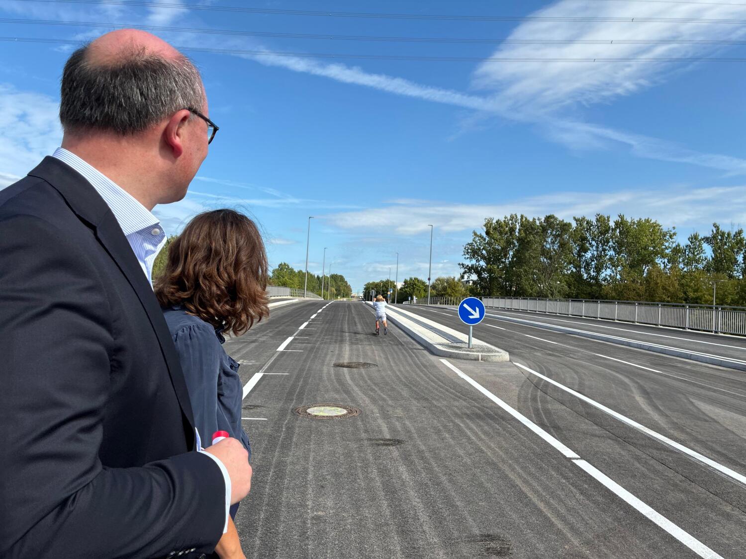Die erste Person, die die freigegebene Brücke überquerte, war ein Kind auf dem Roller.
