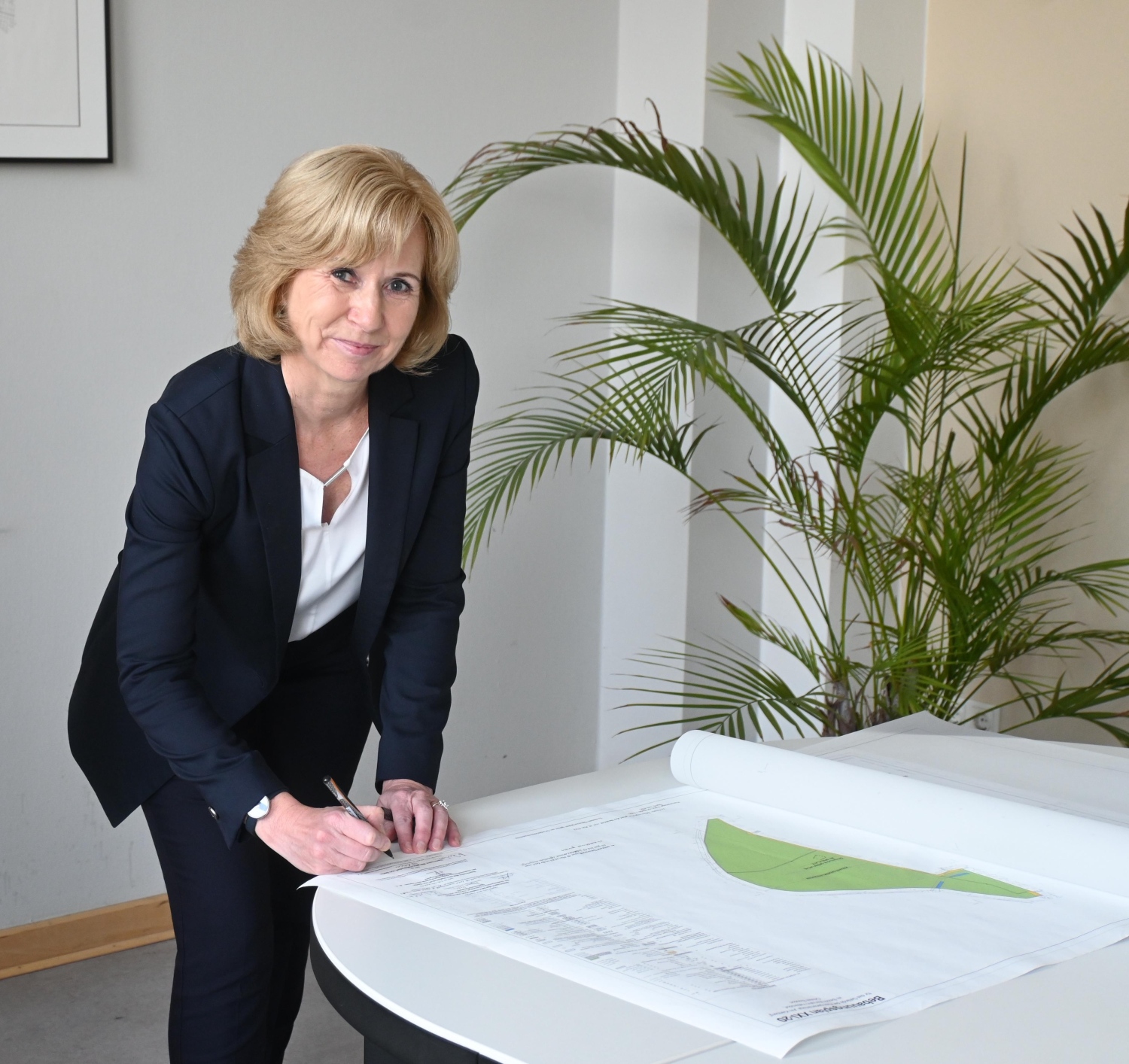 Bezirksstadträtin für Stadtentwicklung, Heike Wessoly, unterschreibt die Festsetzung des Bebauungsplans