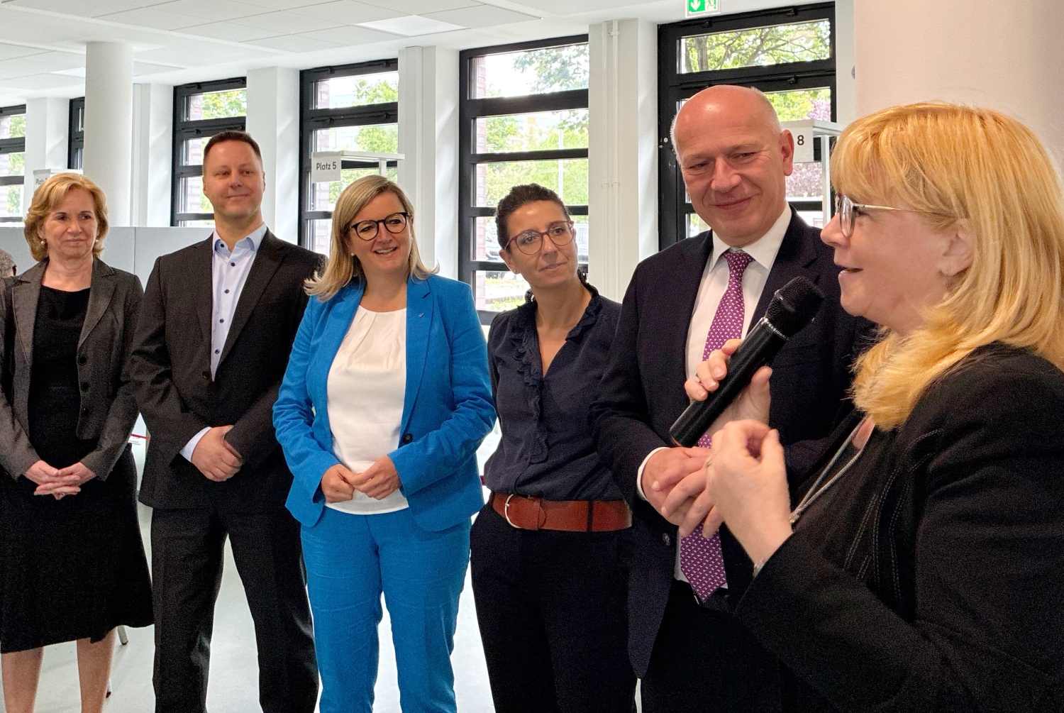Bezirksstadträtin für Bürgerdienste, Juliane Witt (li), empfängt mit Kai Wegner und Staatssekretärin Martina Klement hohen Besuch bei der feierlichen Eröffnung